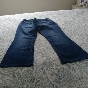 Wide leg dark jeans. Curvy fit.